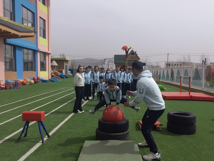 玩转户外 快乐收获”家长助教活动. (2).jpg