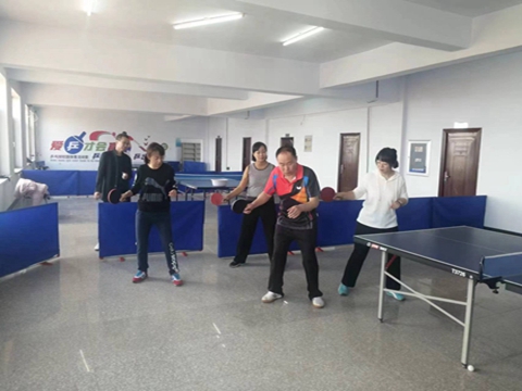 朗校长和郎老师指导打乒乓球.jpg