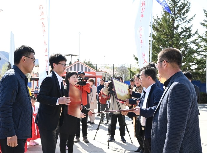 1682300838_314_63309.jpg 颁奖.JPG