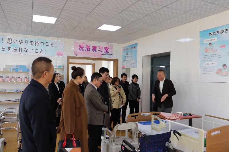 参观康养实训室.JPG