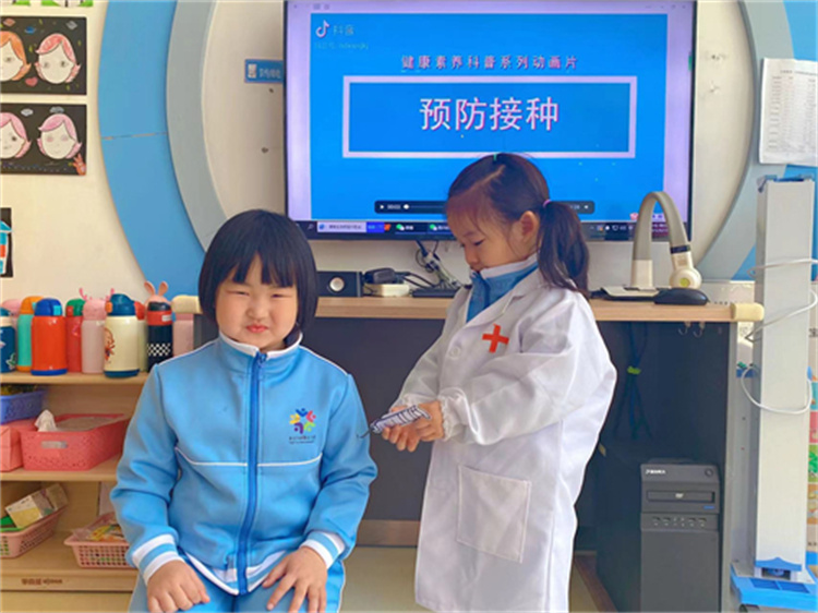 5 幼儿体验扮演“医生”和“小朋友”的角色游戏.jpg