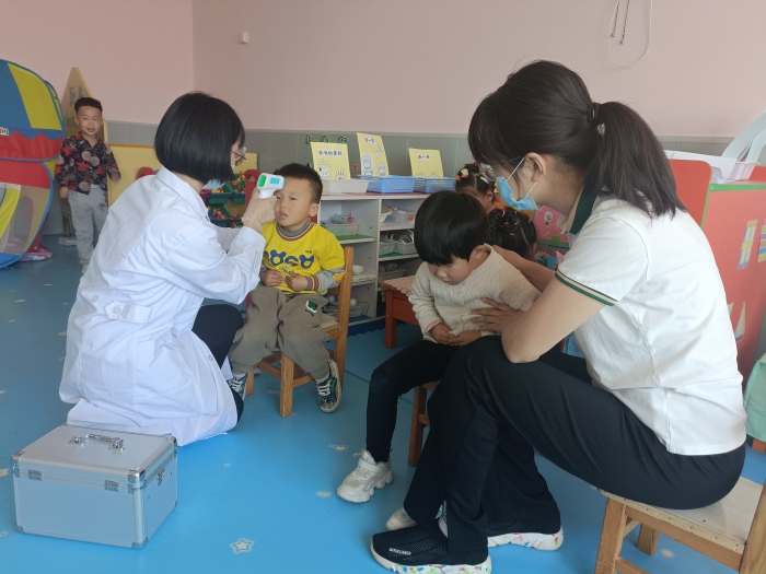 保健医查看幼儿情况.jpg