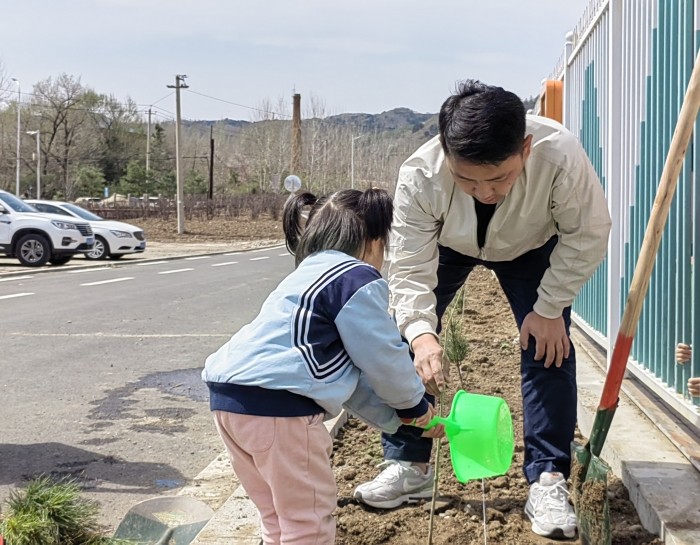 亲子植树添新绿 愿小树和孩子共成长 (1).jpg