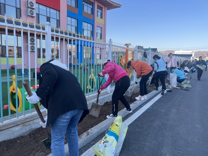 亲子植树添新绿 愿小树和孩子共成长 (4).jpg