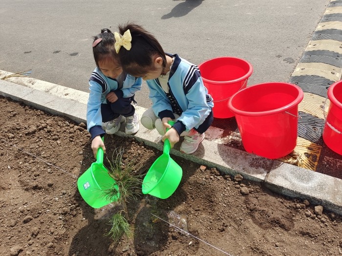 亲子植树添新绿 愿小树和孩子共成长 (3).jpg