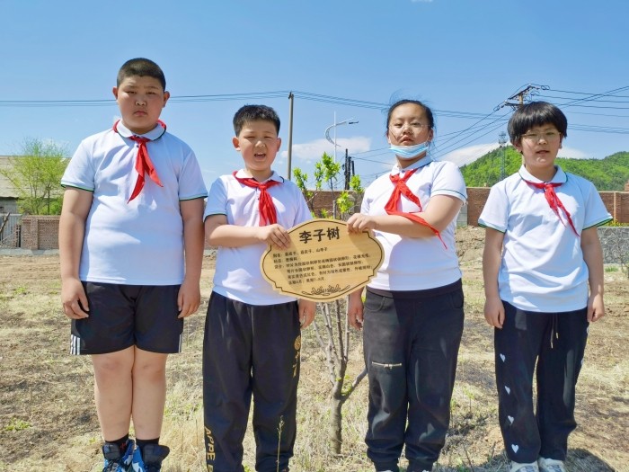 图们市石岘第一小学开展“认养一棵树 我与绿树共成长”实践活动 (2).jpg