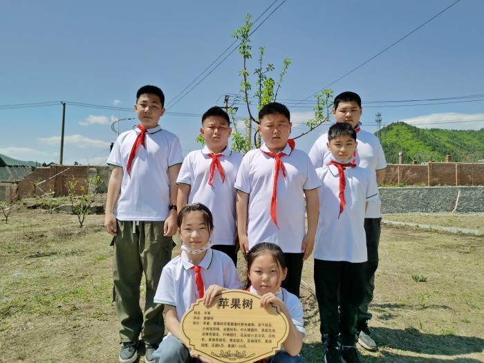 图们市石岘第一小学开展“认养一棵树 我与绿树共成长”实践活动 (1).jpg