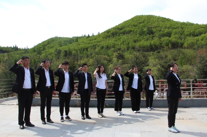 “红色基地祭英烈  不忘初心跟党走”主题党日活动（1）.JPG