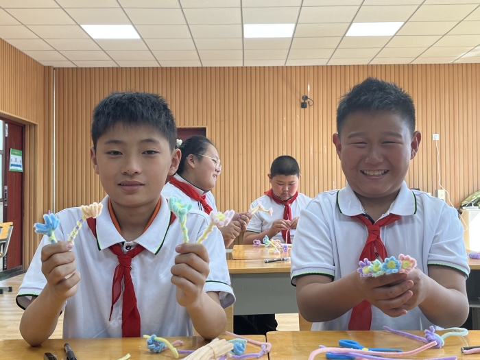 图们市石岘第一小学“‘花’点心思 献礼母亲”创意手工花束制作德育实践活动 (4).jpg