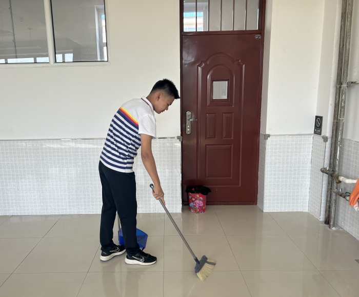 学生扫地.jpg