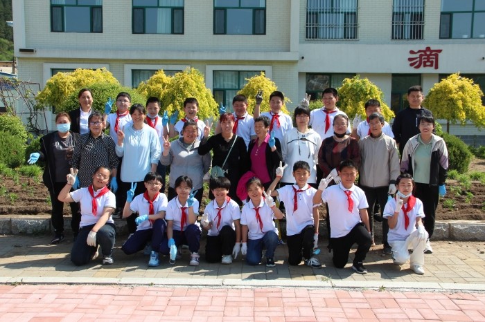 “家校同心琢玉 携手共育花开”家长学校启动仪式暨亲子劳动实践活动.JPG