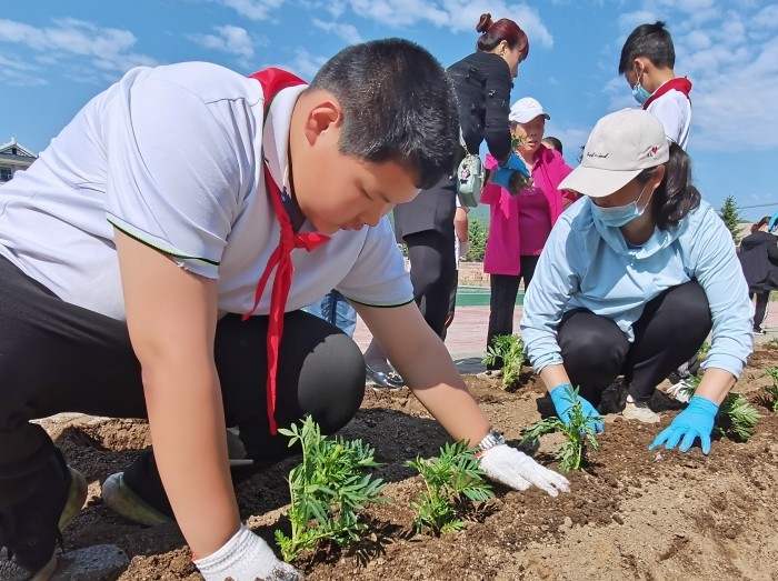 “家校同心琢玉 携手共育花开”家长学校启动仪式暨亲子劳动实践活动 (4).jpg