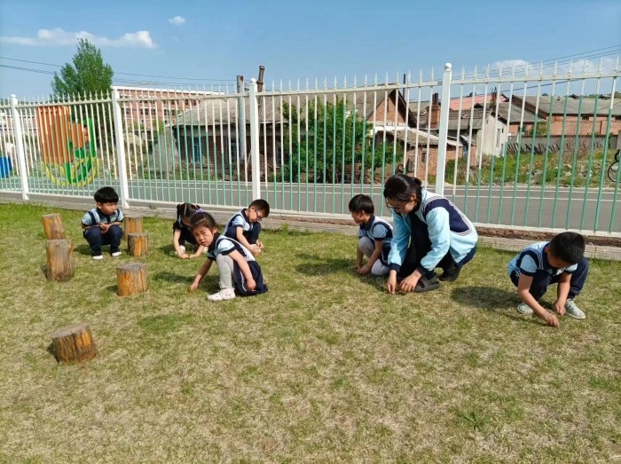 “小手拉大手 五工在行动”卫生清扫 (2).jpg
