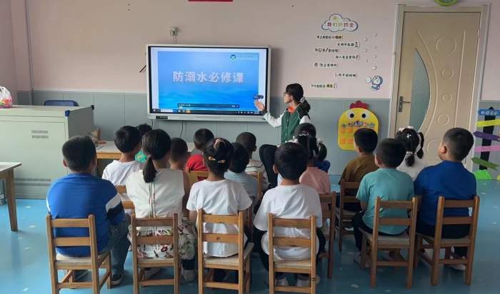 2教师组织家长观看防溺水宣传片.jpg