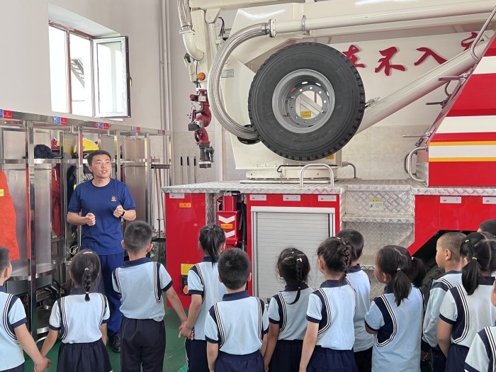 消防零距离，安全伴我行--图们市五工幼儿园参观消防队活动 (1).jpg