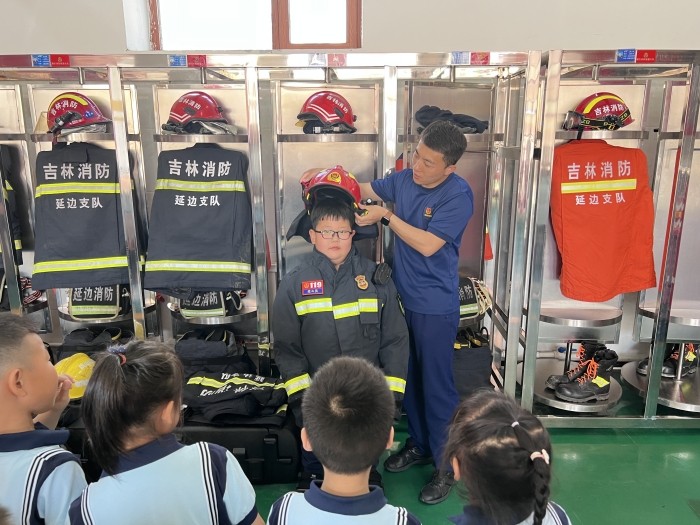 消防零距离，安全伴我行--图们市五工幼儿园参观消防队活动 (2).jpg