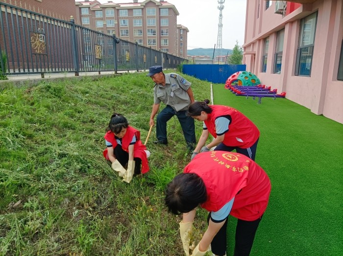 挥镰除草消隐患，美化校园我在行  (1).jpg