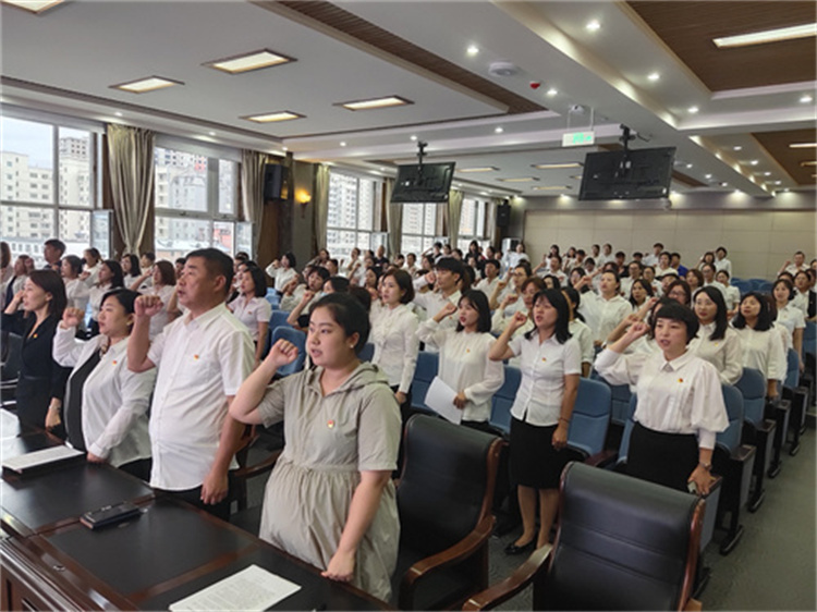 1693398614_1507_16762.jpg 全体教师郑重宣誓.jpg