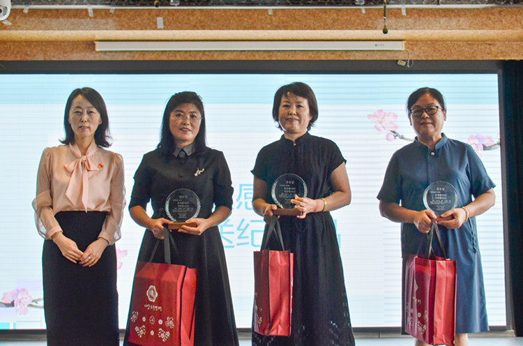 1694218898_2361_18428.jpg 校长韩雪梅与三位退休教师合影留念.jpg