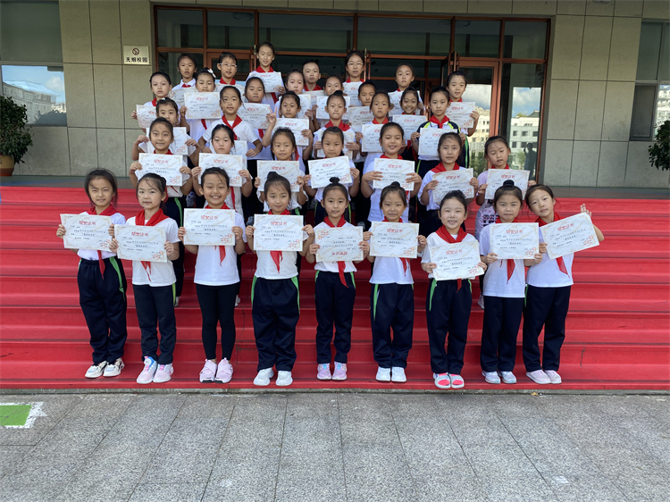 舞蹈队同学们领奖.jpg
