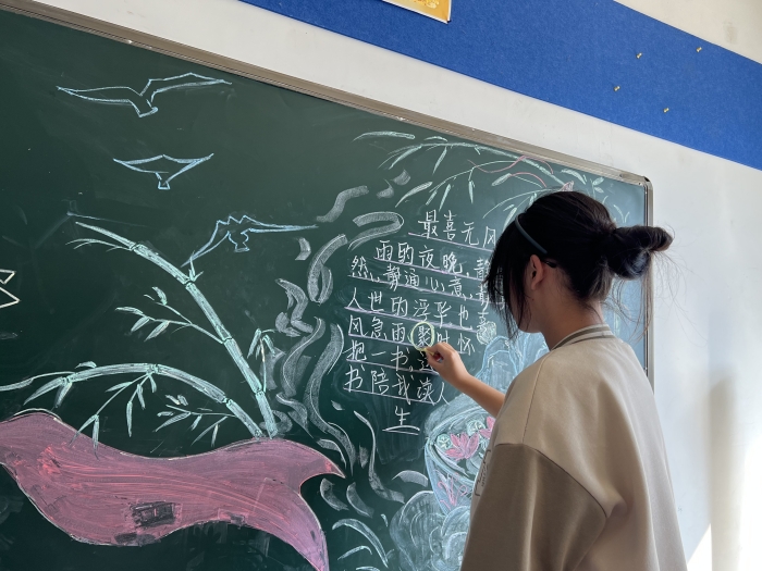 2年1班学生在班级黑板报中找出错别字.JPG