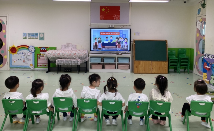 1.幼儿观看普法动画.jpg