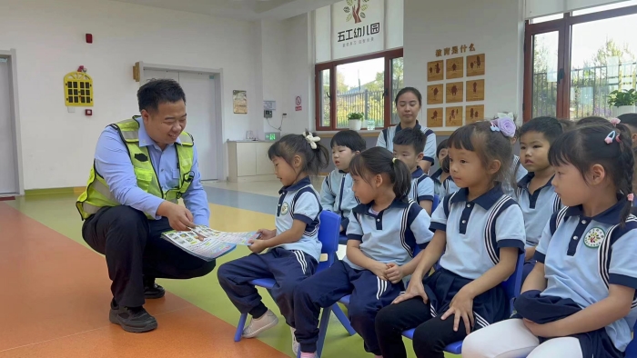 五工幼儿园开展“交通宣讲进校园 安全意识入童心”交通安全教育活动 (3).jpg