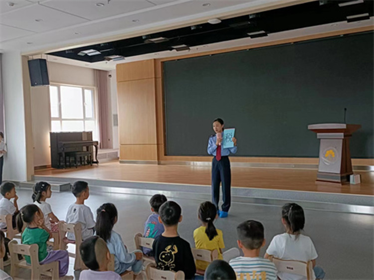 1.延吉市税务员骨干为小朋友们讲解基本税法常识1.jpg