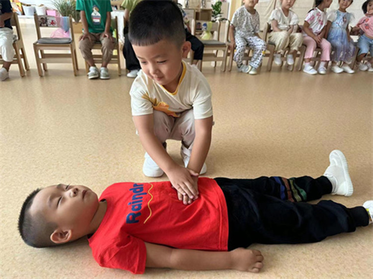 5.幼儿进行急救演练1.jpg