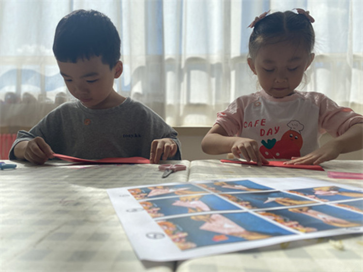 3.幼儿制作剪纸五角星1.jpg