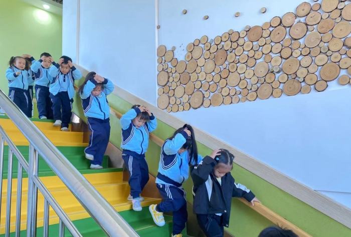 五工幼儿园开展“以‘练’筑防  临‘震’不慌”防震演练 (1).jpg