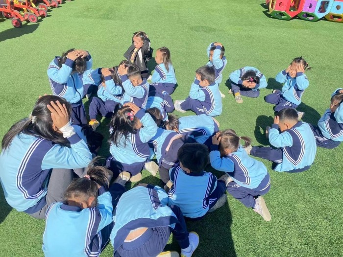 五工幼儿园开展“以‘练’筑防  临‘震’不慌”防震演练 (3).jpg