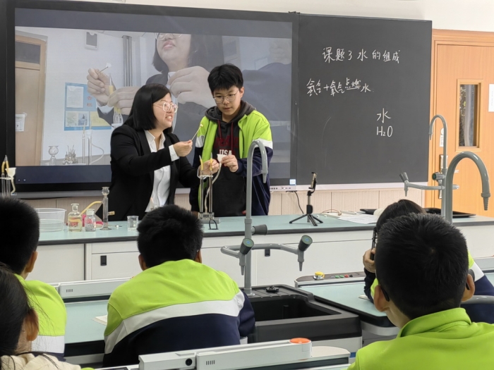 1697441895_9852_77945.jpg 2授课照片2.jpg