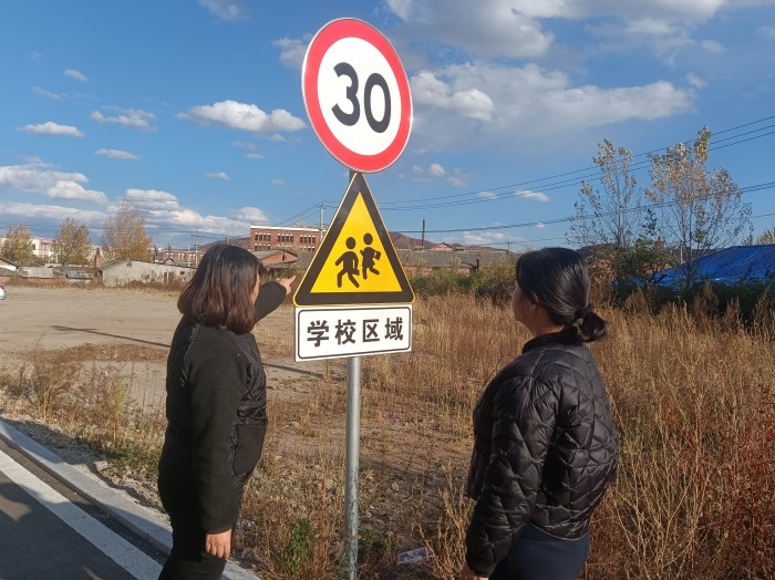 五工幼儿园开展校园周边交通安全设施隐患排查活动 (2).jpg