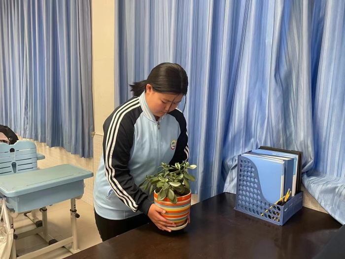 好习惯——呵护花草，美化班级.jpg