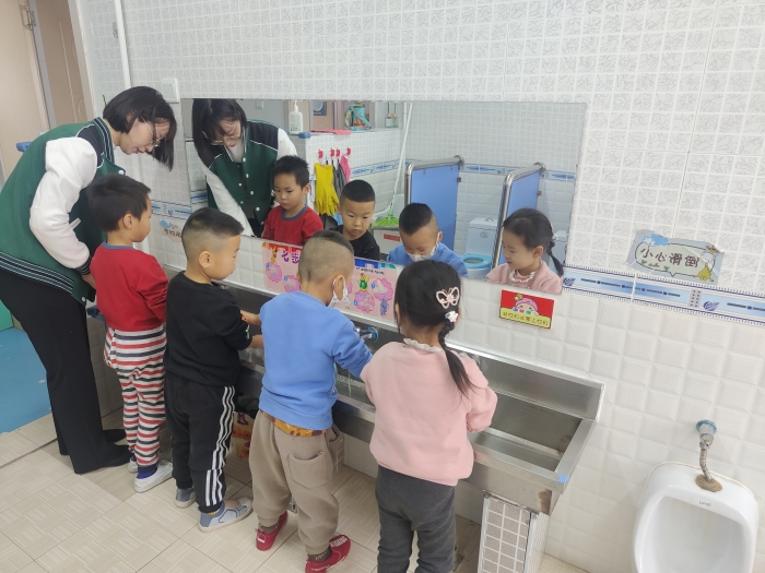 教师指导幼儿洗手.jpg