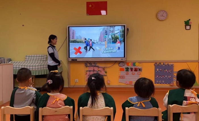 五工幼儿园开展全国交通安全日教育活动 (2).jpg