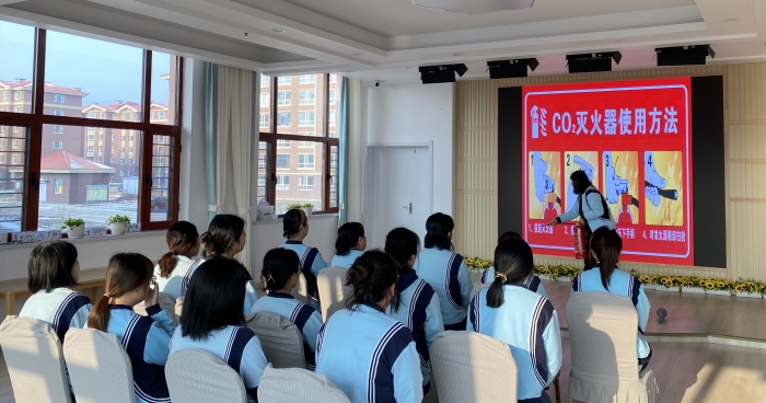五工幼儿园开展“灭火器与消防栓”消防技能实操实训活动 (1).jpg