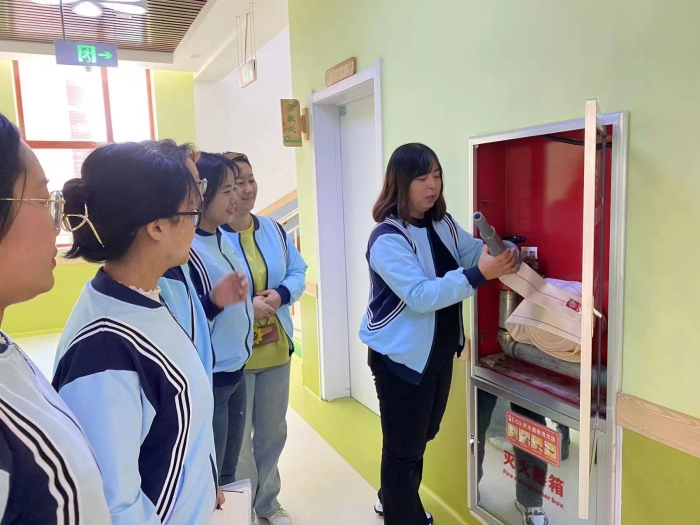 五工幼儿园开展“灭火器与消防栓”消防技能实操实训活动 (2).jpg
