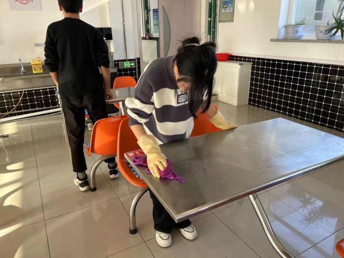 学生打扫食堂.jpg