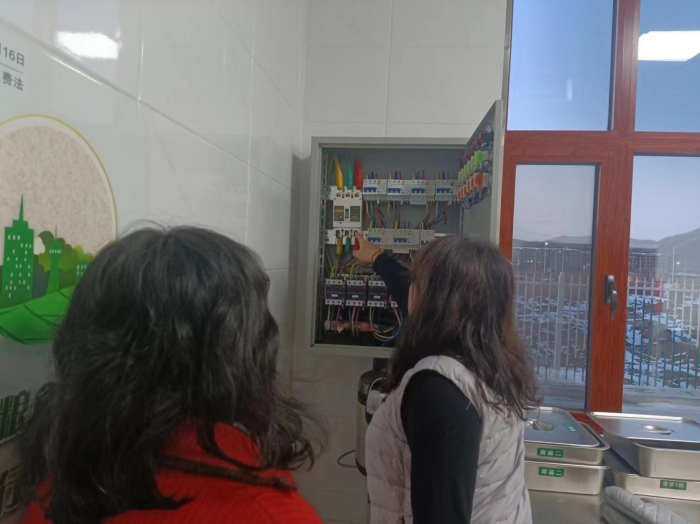 五工幼儿园开展校园消防安全夜查活动 (2).jpg