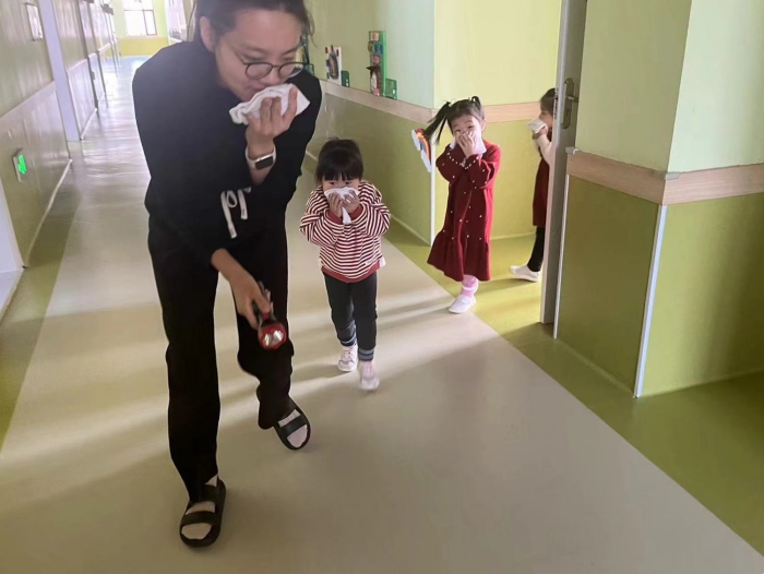 五工幼儿园开展“筑牢安全防线 守护校园平安”消防疏散演练活动 (2).jpg