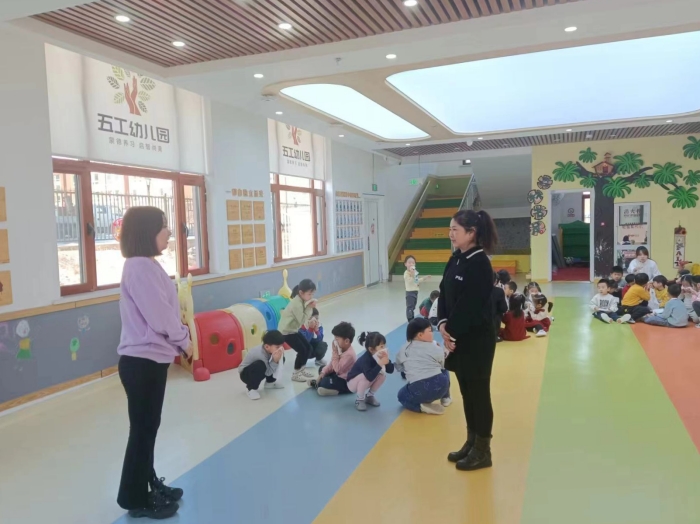 五工幼儿园开展“筑牢安全防线 守护校园平安”消防疏散演练活动 (3).jpg