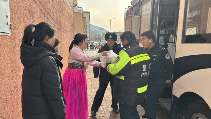 给执勤派出所民警送饺子2.jpg