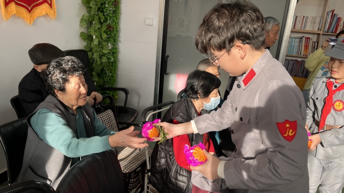 国门红军小学“弘扬雷锋精神 践行传统美德”学雷锋志愿服务活动 (2).jpg