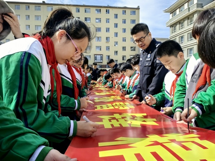 图们国门红军小学“继承优良传统 弘扬雷锋精神” 主题教育活动 (2).jpg