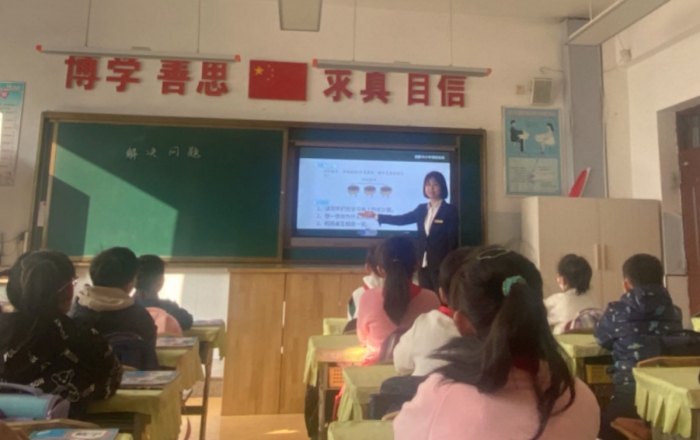 数学老师授课.jpg