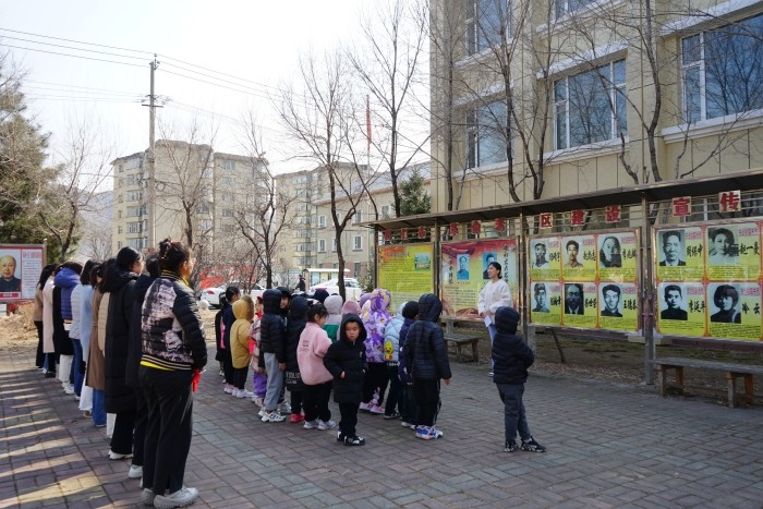 图们市江畔幼儿园开展“小小石榴籽 追寻红色梦”参观革命老区.JPG