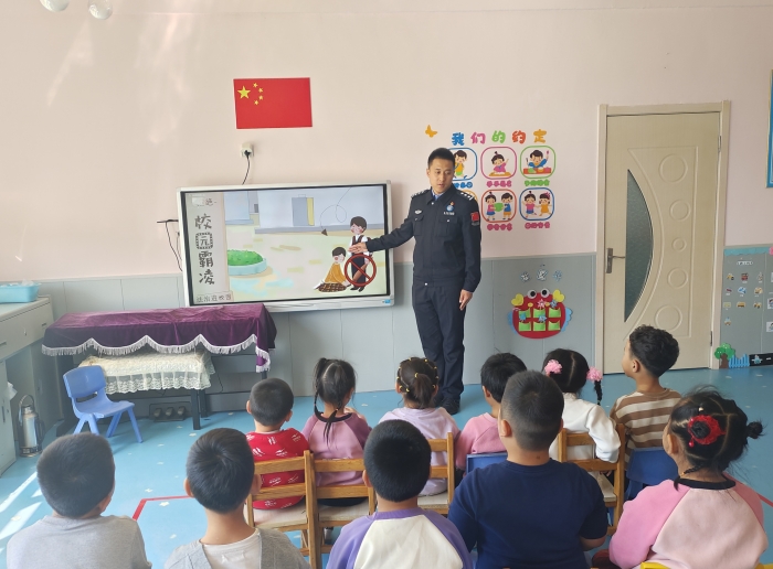 法制副校长对幼儿进行防欺凌安全教育1.jpg