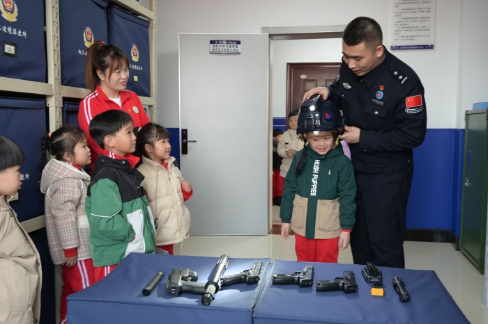 1712906825_0039_88968.jpg 阳光幼儿园组织开展“警幼零距离 安全伴成长”社会实践活动活动.jpg